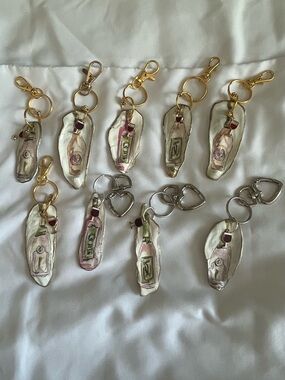 Oyster Shell Keychain with Pink Bottle Accent. great gifts for bridesmaids.